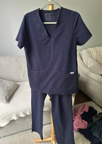 FIGS Scrubs Set