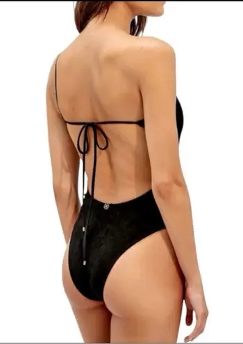 VIX BY PAULA HERMANNY
Scales Ana One