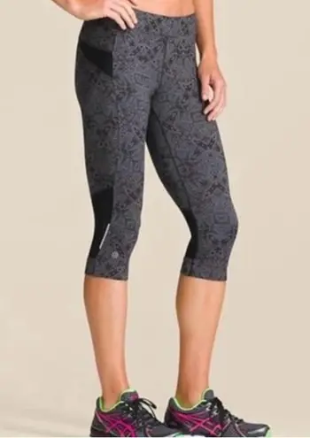 Athleta  Cairo bare to run gray and black cropped leggings capris size XL