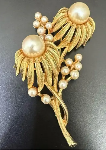 Vintage CORO Goldtone Faux Pearl Daisy Flowers Flower Bouquet Brooch Pin 23.6g. Gold