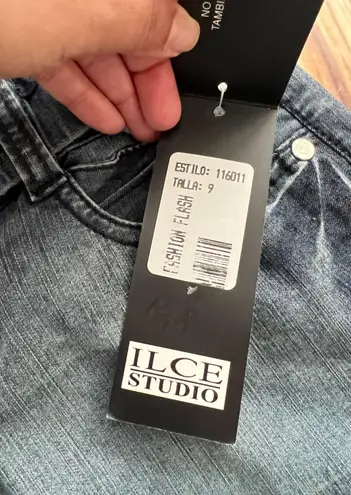 Ilse Studio Ilce Studio Women’s Belted Mid Rise Straight Leg Medium Wash Jeans Size 28”