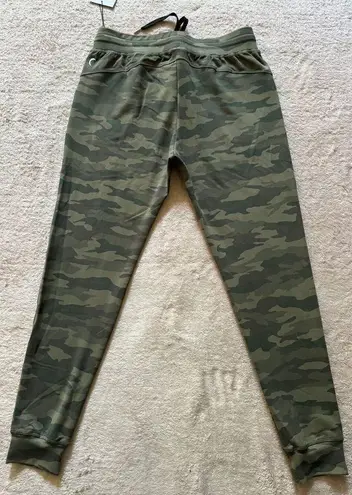 Zyia  Active Women's Camo Unwind Joggers Size Medium NWT