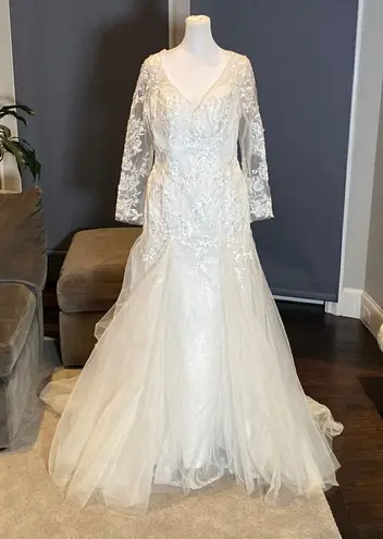 Women’s Long Sleeve Wedding Dress Lace Appliqué Zip Up Back with Train Size 12