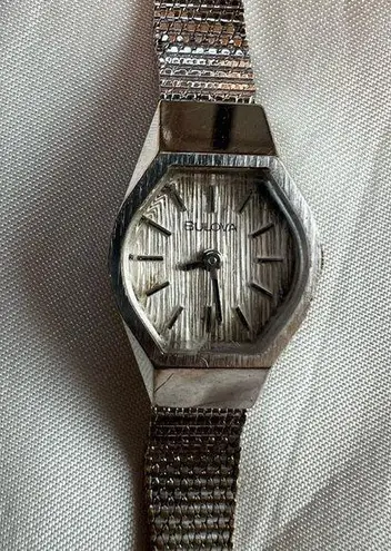 Bulova Vintage Watch Women’s Ladies Silver Mesh Buckle Band 1977 Manual Wind 6"