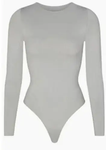 SKIMS ESSENTIAL LONG SLEEVE SCOOP NECK BODYSUIT Light Grey S/M