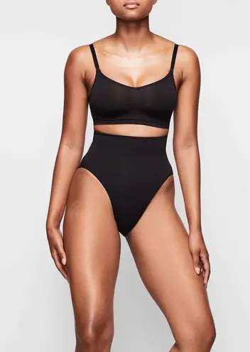 SKIMS seamless sculpt bralette- NWT- onyx