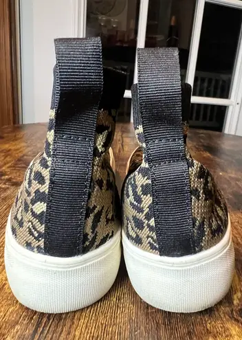 Cushionare CUSHIONAIRE | ladies Ruby pull on fashion sneakers. Size: 7M