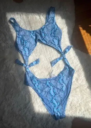 Cupshe  NWOT blue snakeskin cut out one piece swimsuit size M