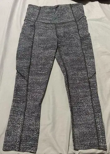 Lululemon  Gray Black and White Size 4 Cropped Leggings