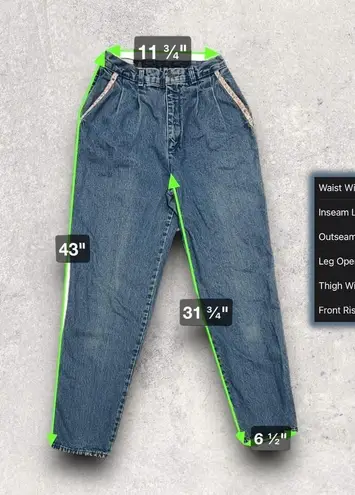 Northern Reflections ā
(Vintage) High-Waisted Blue Jeans w/ Floral Pockets ā