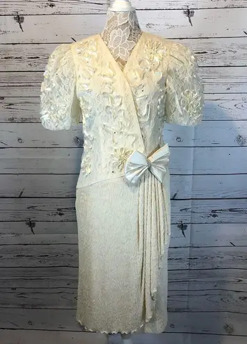 Leslie Fay  Vintage lace 70's dress with balloon sleeves and lots of details.