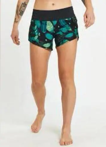 Oiselle  Roga Shorts special edition green leaf pattern size 8