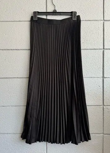 H&M NWT Women’s  High Waisted Pleated Midi Skirt in Black size M