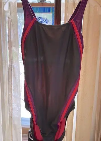 Speedo  Women’s Bathing suit in very good condition