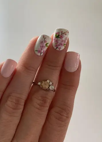 Midi ring about a size 4 Pink