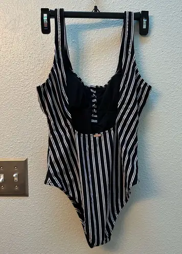 Raisin's Women’s One-Piece Swimsuit M