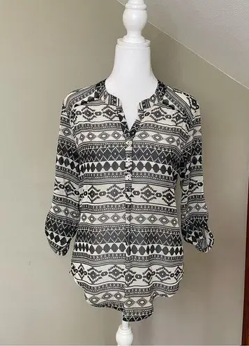 About A Girl  Juniors Black & White Chiffon Aztec Print Henley Top Small