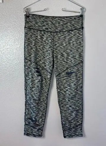 Daisy Fuentes fit distressed capri athletic leggings