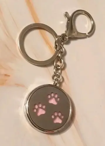 🐾 Aromatherapy Locket Keychain Pink