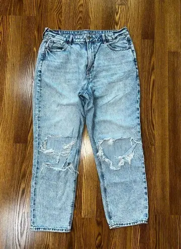 American Eagle Funky  Ripped Mom Straight Jeans!