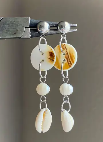 Handmade natural shell buttons/natural cowrie seashell/natural freshwater pearl dangle earrings 🌀💕