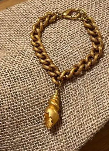 Vintage Gold Tone Textured chain bracelet Shell Mollusk Charm Lobster Clasp 7"
