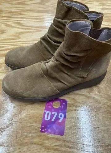 Munro Scout Women's 6.5 M Brown Suede Hook & Loop Round Toe Ankle Booties