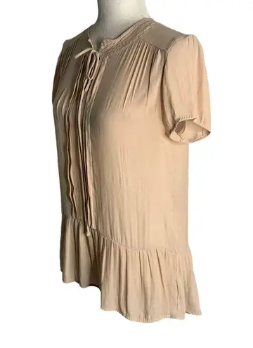 Ro & De  Pleated Peplum Blouse Top S Beige Short Sleeve High Low Hem Tie Neck