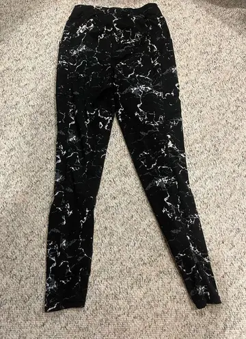 Pop fit black, white marble leggings with pockets S