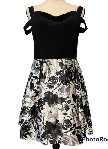 Blondie Nites by Stacy Sklar size 11 black & white formal dress zip back strappy