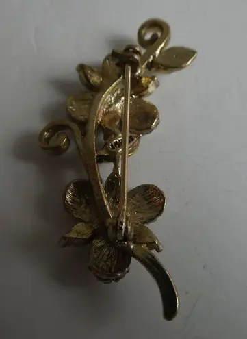 Monet  Vintage Flower Vine Plant Gold Tone Brooch Cluster Rhinestones Pearls Pin