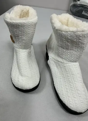 Womans Oncai Winter Slipper Boots Size 5/6 White Indoor Outdoor Knit NWT