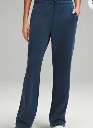 Lululemon  Softstreme High-Rise Pant in black sz 4 - Image 2