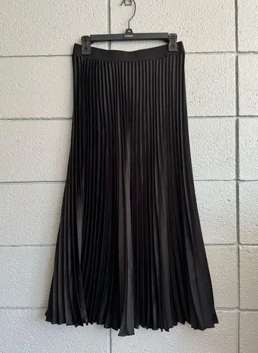 H&M NWT Women’s  High Waisted Pleated Midi Skirt in Black size M