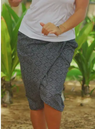 RipSkirt Hawaii Black Pearl Batik Length 3 Large Velcro Rip Skirt Active Travel