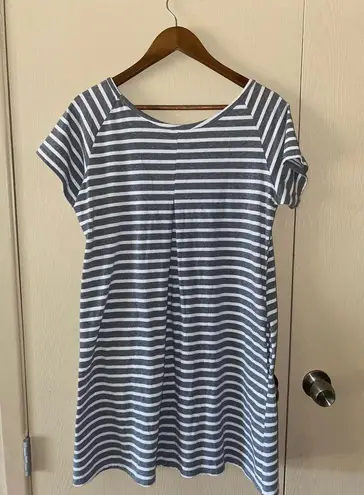 Grey and white striped t