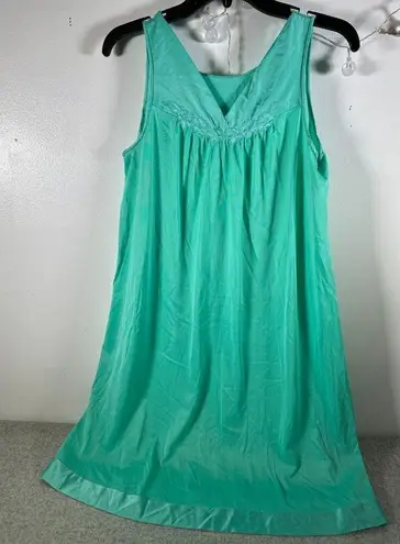 Vanity Fair Vintage  Size 32 Green Nylon Two Piece Nightgown Robe Set Button