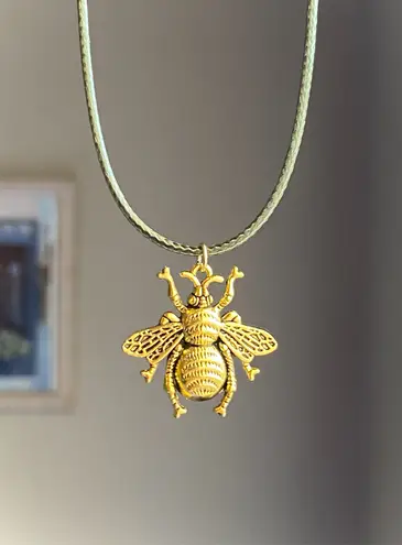 Handmade gold tone bee boho funky vintage antique style simple necklace🐝🧡