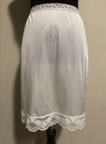 EUC Vintage Olga White Lace Half Slip Skirt size small