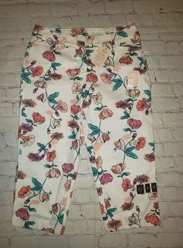 st. john's bay NWT  Women Size 8 White Posie Floral Secretly Slender Capri Pants