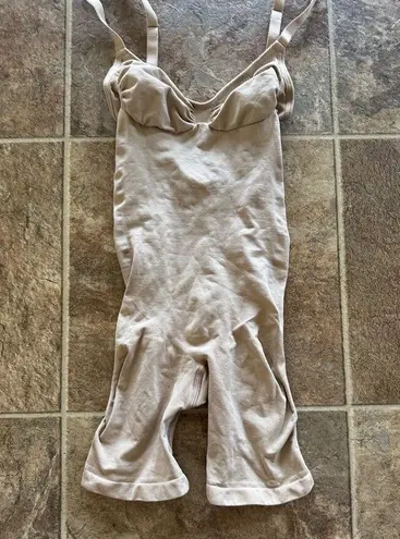 SKIMS Seamless Sculpt Mid Thigh Bodysuit Clay
Size Small