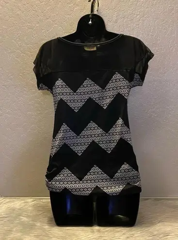 Free Kisses Black & White Pattern Short Sleeve Blouse with Accent Necklace