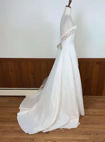 Beautiful St. Pucchi Sposa Embroidered Mesh Wedding Gown! Size 10