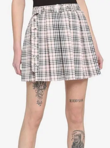 Hot Topic Pink and black plaid pleated skirt, matching belt, side zipper, great condition, size large