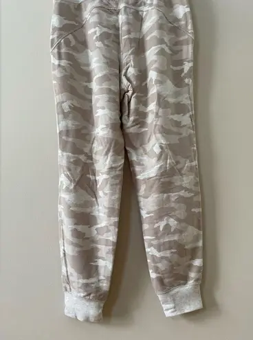 Athleta  Balance Printed Jogger Pant in Oatmeal Heather Camo Size M