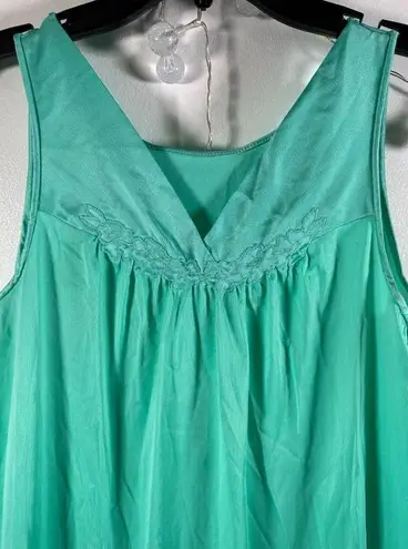 Vanity Fair Vintage  Size 32 Green Nylon Two Piece Nightgown Robe Set Button