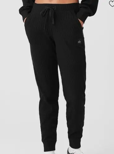 Alo Yoga  Muse Sweatpants in a Medium