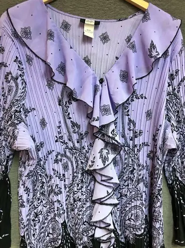 Studio 1940 Size 30/32 lavender and black, paisley, accordion pleated blouse