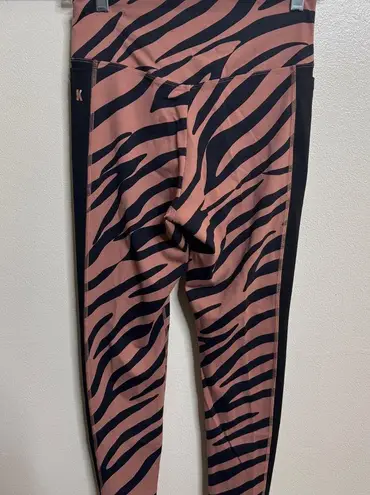 #22 Victoria's Secret Pink Ultimate High Waist 7/8 Ankle Legging Tiger Print med Black