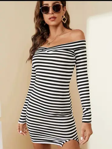 Boutique Striped Off Shoulder Split Hem Bodycon Dress(6/M)